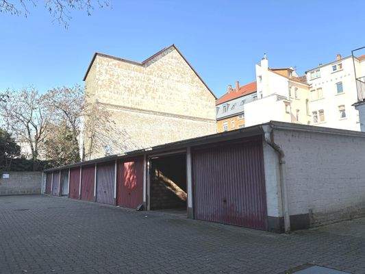 Garagenzeile im Innenhof