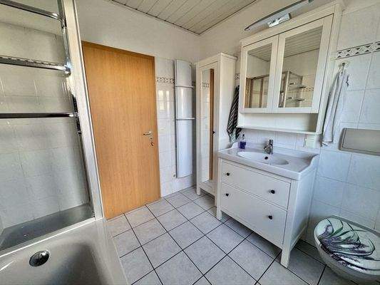 ... mit Wanne und Dusche.