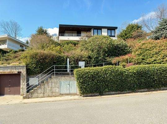 Hausansicht - Straße (KI generiert)