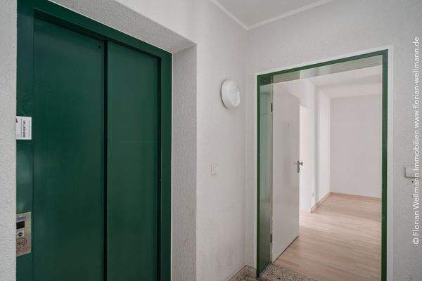 Treppenhaus mit Fahrstuhl