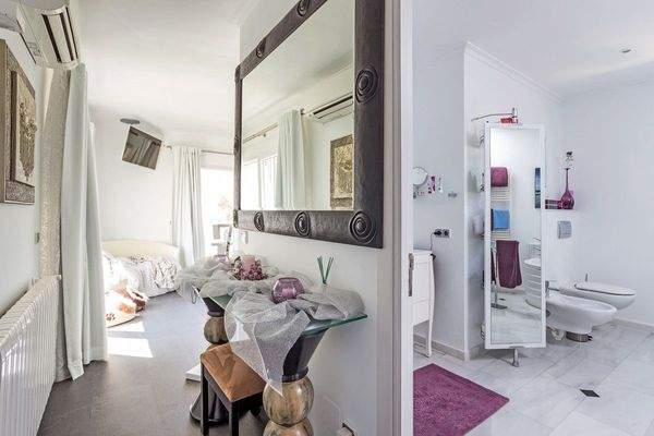 Blick vom Badezimmer en Suite auf das Schlafzimmer