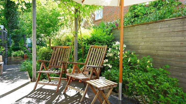 ... mit angrenzender Terrasse lädt zur Entspannung ein