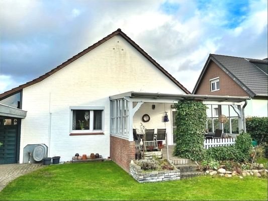 Westgiebel mit überdachter Terrasse