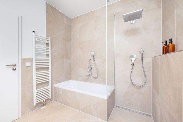 Badezimmer - Wanne und Dusche