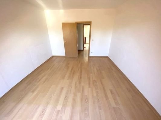 Schlafzimmer mit Blick zum Flur