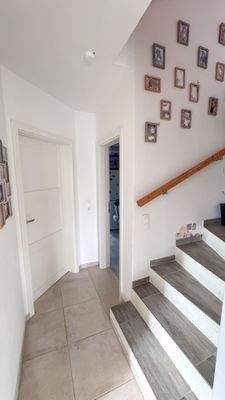 Flur mit Treppen im EG