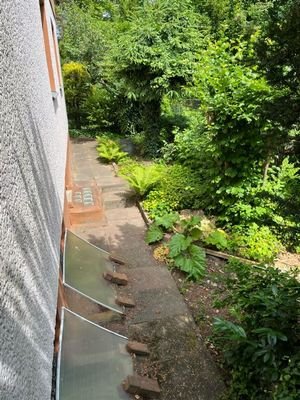Hinter dem Haus