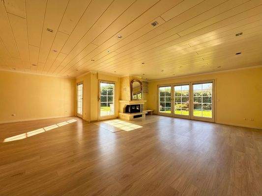 Wohn-Essbereich mit Blick in den Garten.