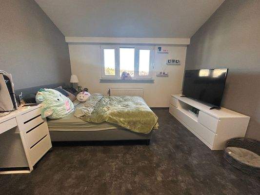 Schlaf-/Kinderzimmer DG