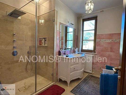 Badezimmer mit Dusche