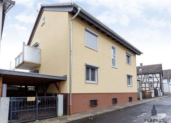 Hausansicht mit Carport