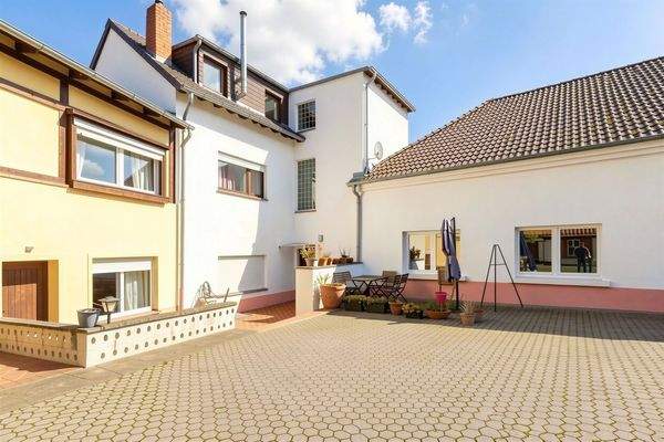 Eingang & Rückseite Gebäude