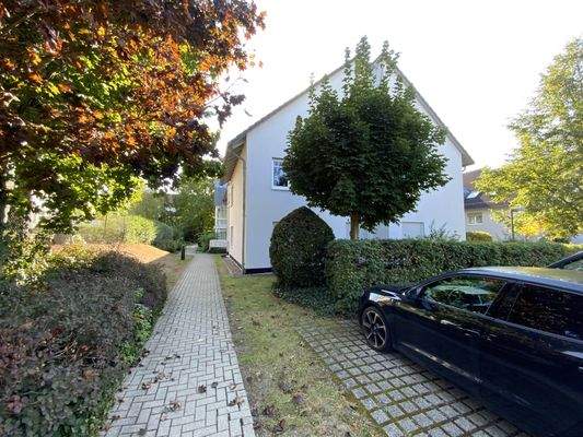 Hauszugang und Kfz.-Stellplatz