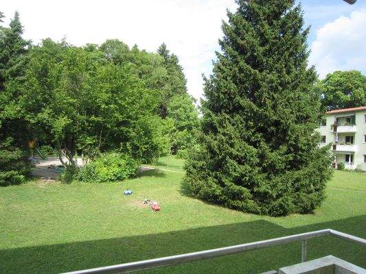 Blick vom Balkon Richtung GrünanlageDAD064.jpeg