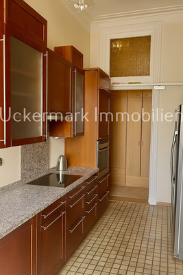 Elegante Kirschholz-Küche im Gang