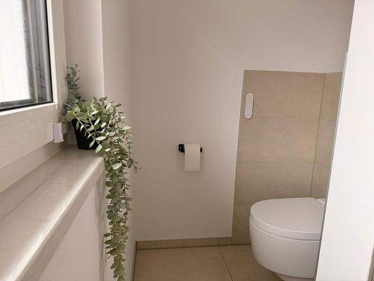 Bad mit etwas abgegrenzten Aqua-WC