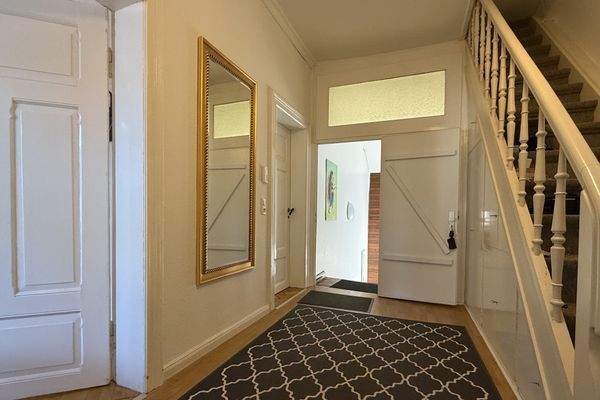 Flur Eingang und Treppe zum Dachboden