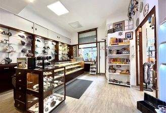 Ladeneingang / Verkaufsfläche mit Schaufenster