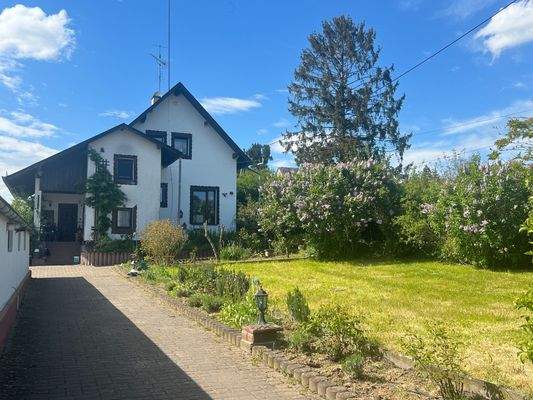 Hausseitenansicht mit Garten