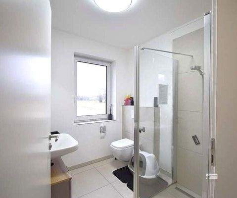 Bad mit Dusche und Fenster