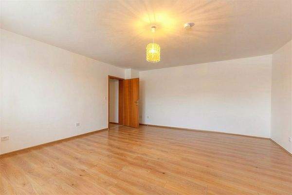 Wohnzimmer mit Blick zum Flur - (KI generiert)