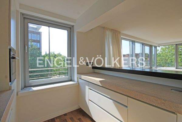 Hochwertige Einbauküche mit Tresen