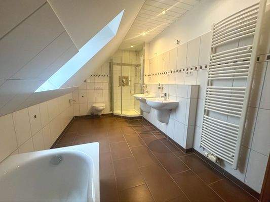 Wanne - Dusche - Doppelwaschbecken - Fenster (OG)