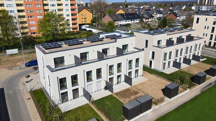 Moderne Stadthäuser mit Solaranlagen