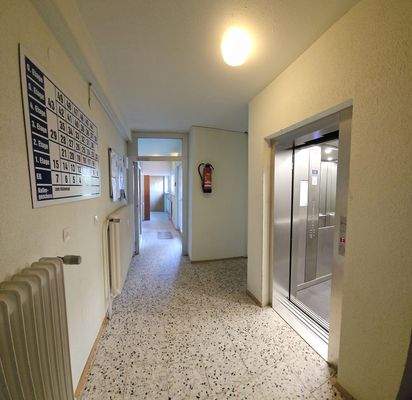 Flur/Treppenhaus mit Aufzugsanlage 