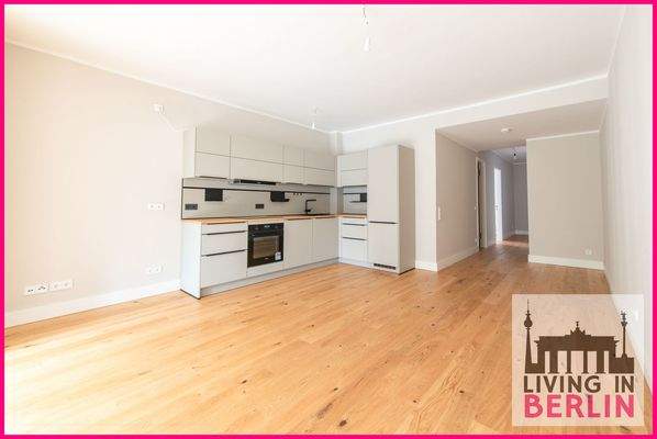 Wohnzimmer mit offener Küche