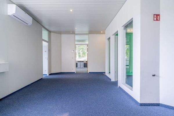 Flur mit Konferenzraum