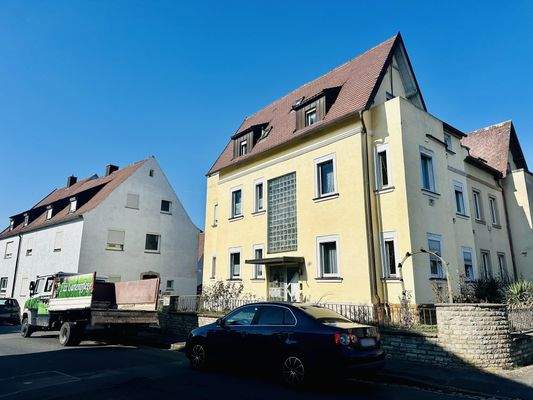 Straßenansicht beider Immobilien