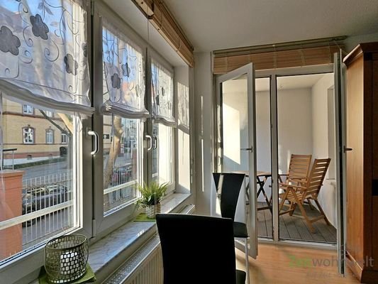 Fensterfront und Balkon