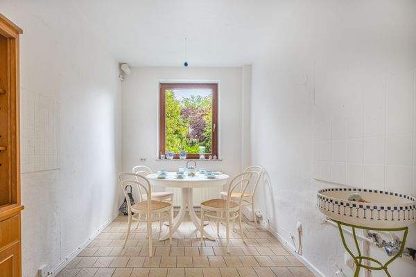 Angrenzend ein gefliestes Esszimmer (ehemals Küche)