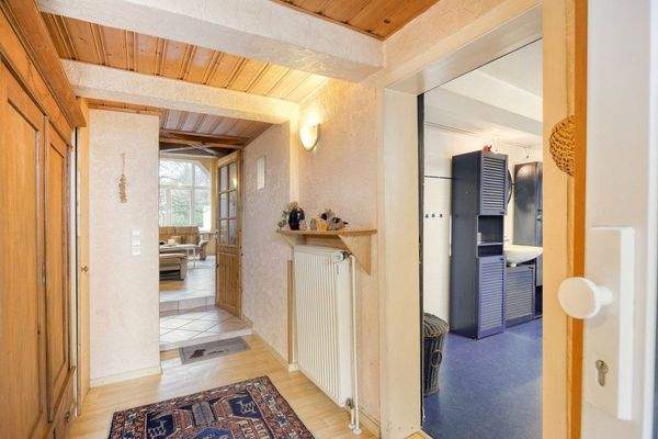 EG große Wohnung - Flur Blick ins Wohn- und Badezimmer