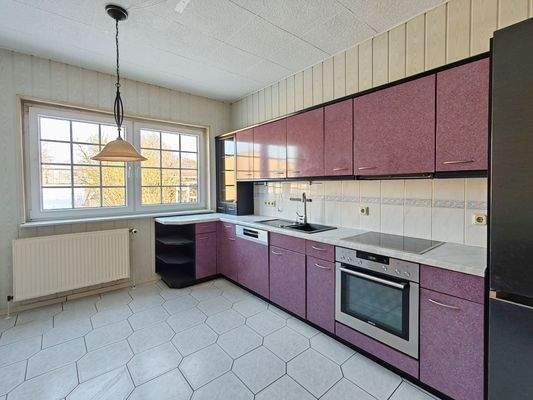 Funktionale Küche mit Gartenblick