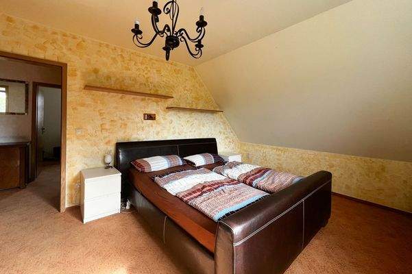 Großes Schlafzimmer im OG