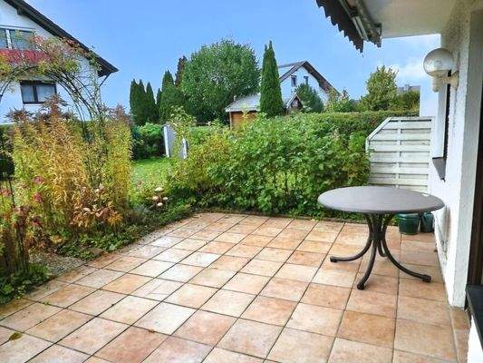 Gemütliche Terrasse mit Markise