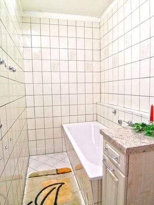 Obergeschoss-Bad mit Wanne