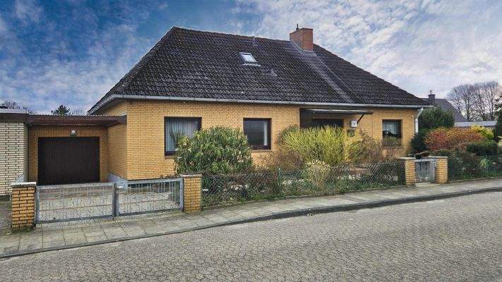 Nord-Ansicht mit Garage