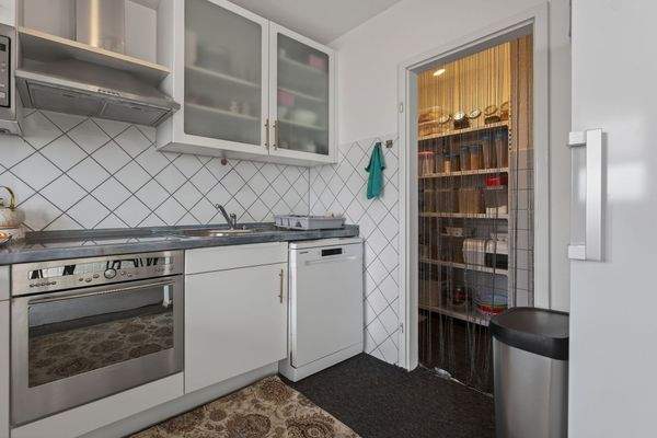 Küche mit Abstellraum