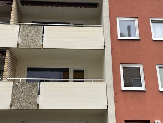 Hausansicht 1.OG mit Balkon.jpg