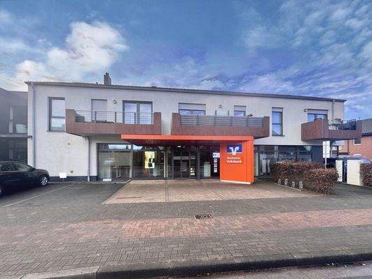 Straßenansicht Bank & Büro