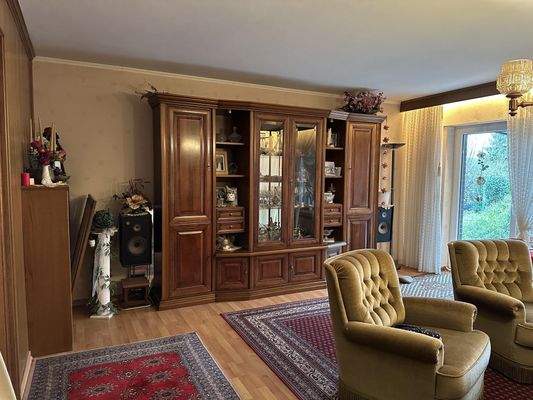 2. Wohnzimmer mit Zugang zum Garten