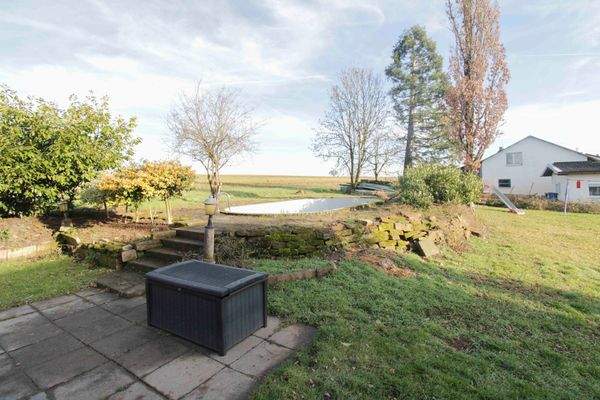 Ansicht Garten mit Pool