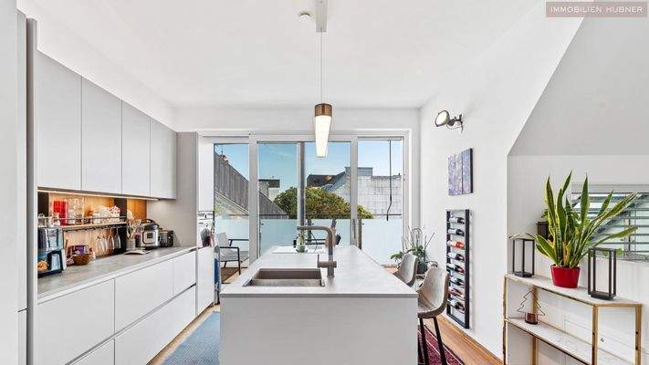 Küche mit Ausgang zum Balkon