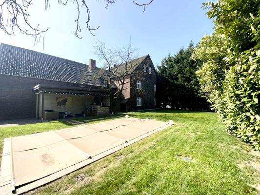 der Garten mit gemütlichem Sitzbereich