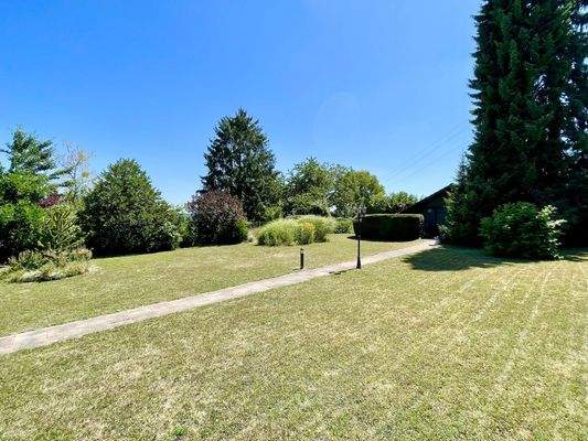 Weg durch die parkähnliche Anlage