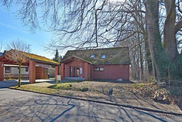 überdachter Eingangsbereich