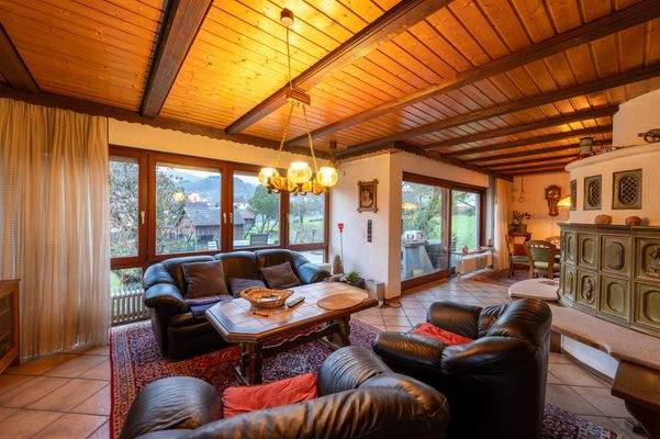 Wohnzimmer mit Kachelofen